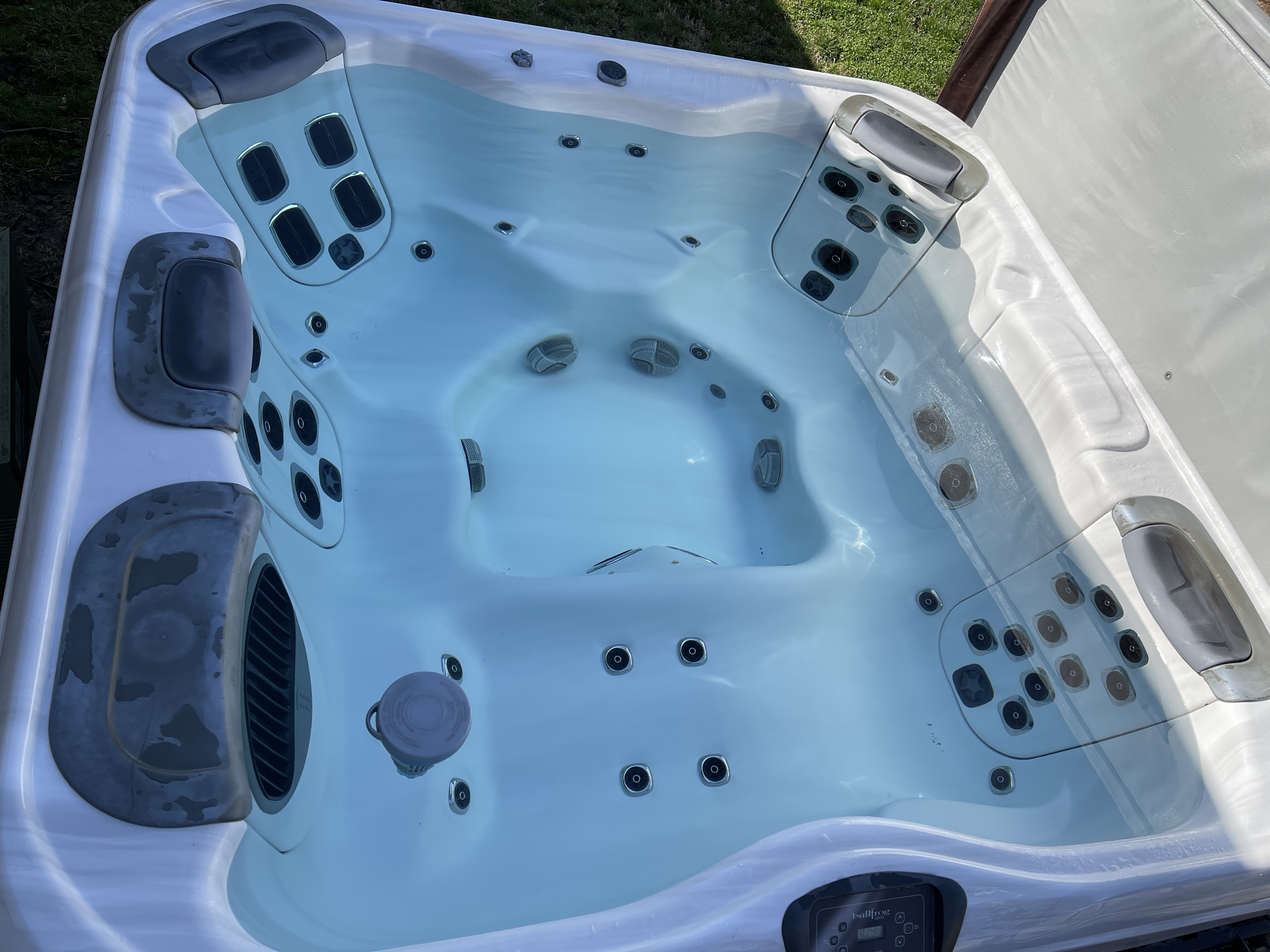 BullFrog 2014 Hottub Spa 7XL // Heated Hot-Tub - Hot Tub Insider