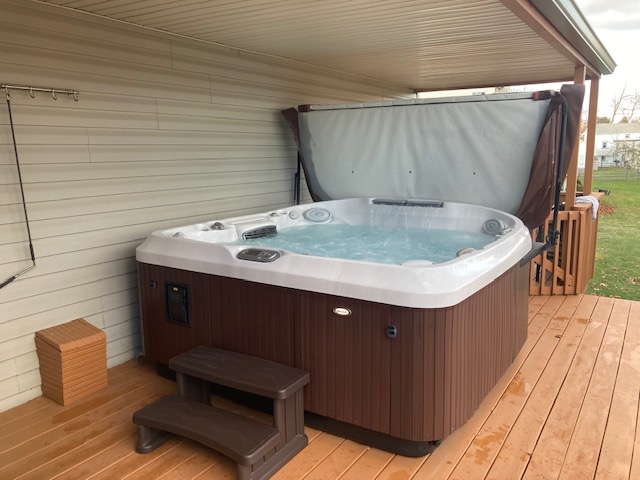 Jacuzzi Luxury Spa Hot Tub Model J-470 - Hot Tub Insider